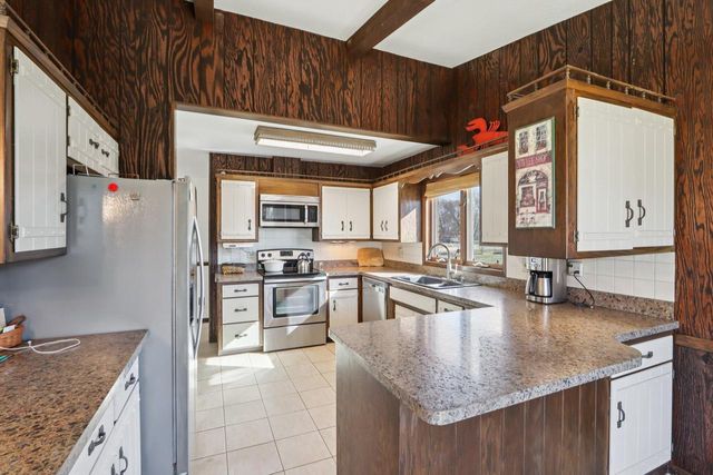 8126 203rd AVENUE, Bristol, WI 53104