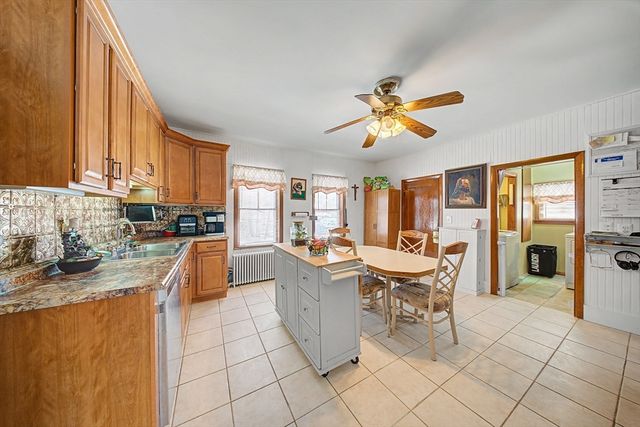 992 Lees River Ave, Somerset, MA 02726