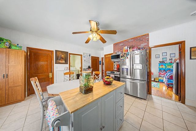992 Lees River Ave, Somerset, MA 02726