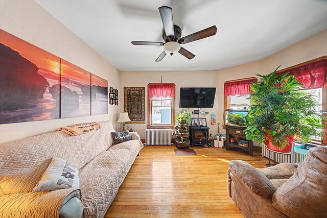 992 Lees River Ave, Somerset, MA 02726