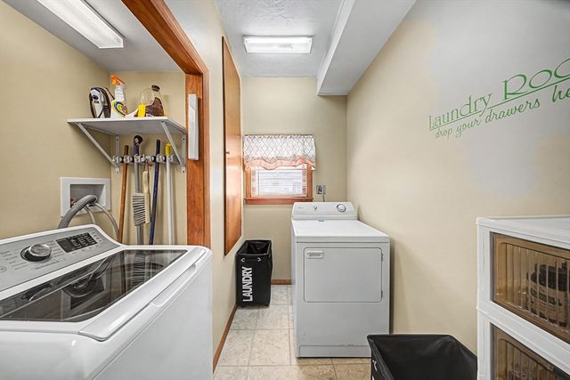992 Lees River Ave, Somerset, MA 02726