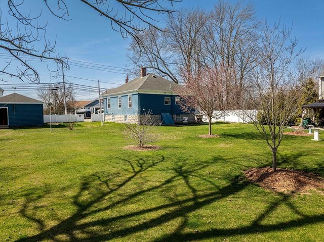992 Lees River Ave, Somerset, MA 02726