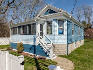 992 Lees River Ave, Somerset, MA 02726