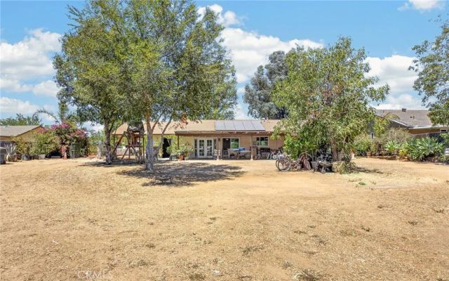 8636 Terrie Ter, Jurupa Valley, CA 92509