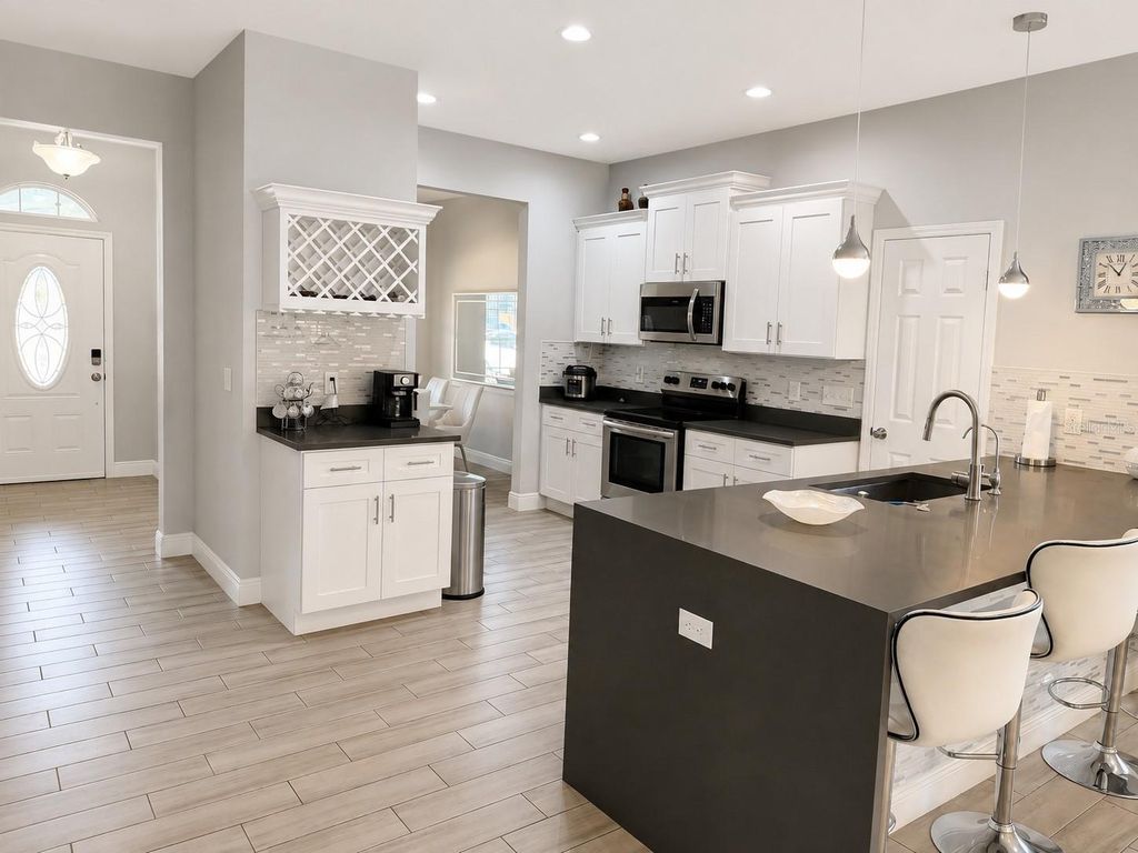Image 11 of property listing at 4293 W HUMPHREY STREET, Tampa, FL 33614