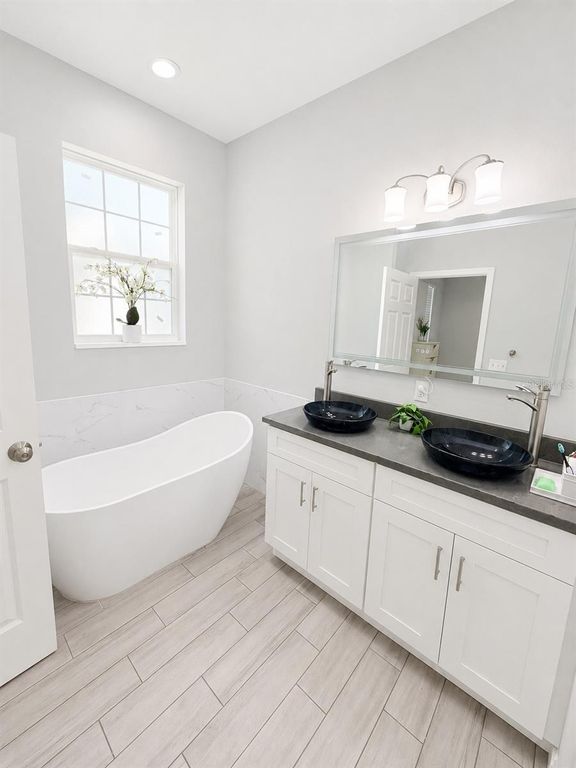 Image 15 of property listing at 4293 W HUMPHREY STREET, Tampa, FL 33614
