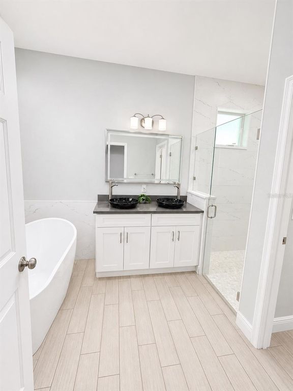 Image 17 of property listing at 4293 W HUMPHREY STREET, Tampa, FL 33614