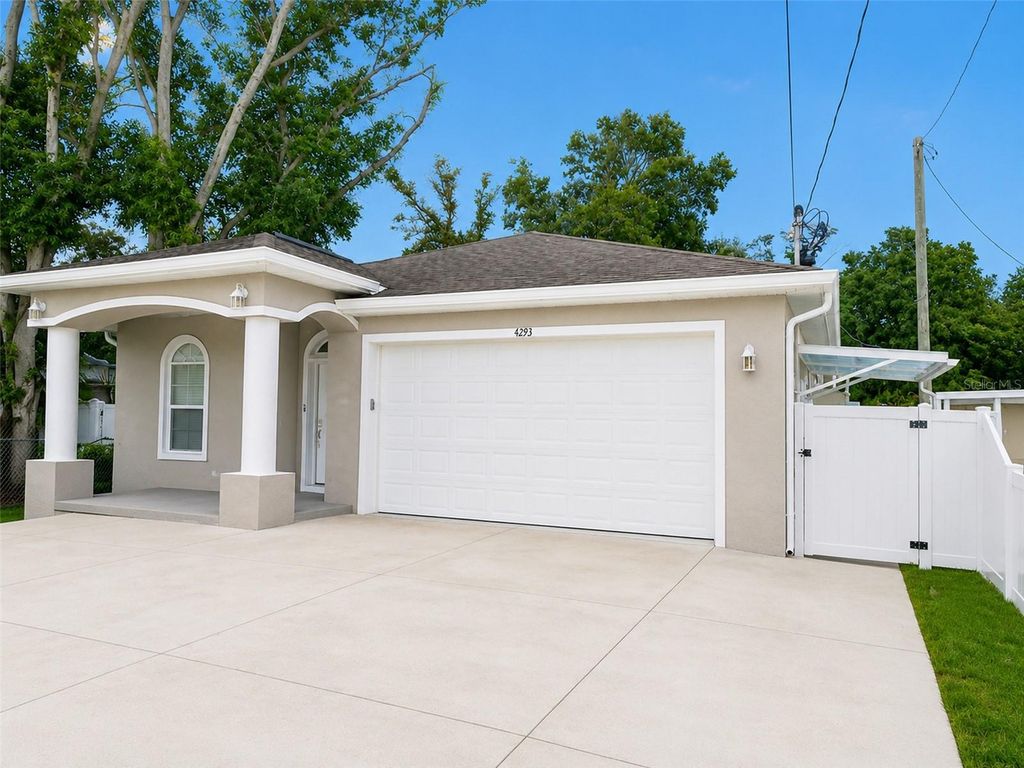 Image 3 of property listing at 4293 W HUMPHREY STREET, Tampa, FL 33614