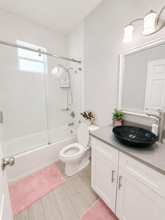 Image 21 of property listing at 4293 W HUMPHREY STREET, Tampa, FL 33614