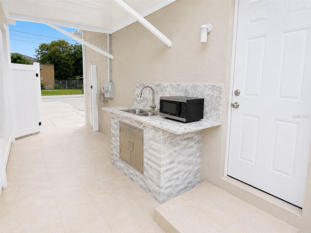 Image 30 of property listing at 4293 W HUMPHREY STREET, Tampa, FL 33614
