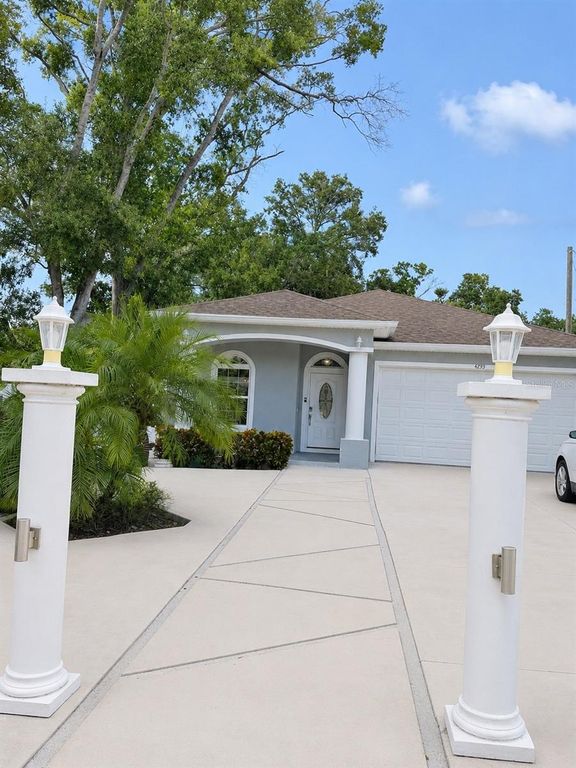 Image 4 of property listing at 4293 W HUMPHREY STREET, Tampa, FL 33614