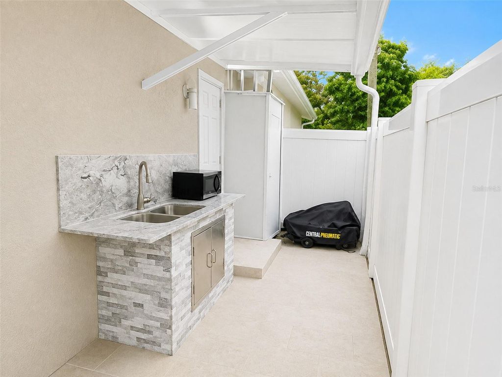 Image 31 of property listing at 4293 W HUMPHREY STREET, Tampa, FL 33614