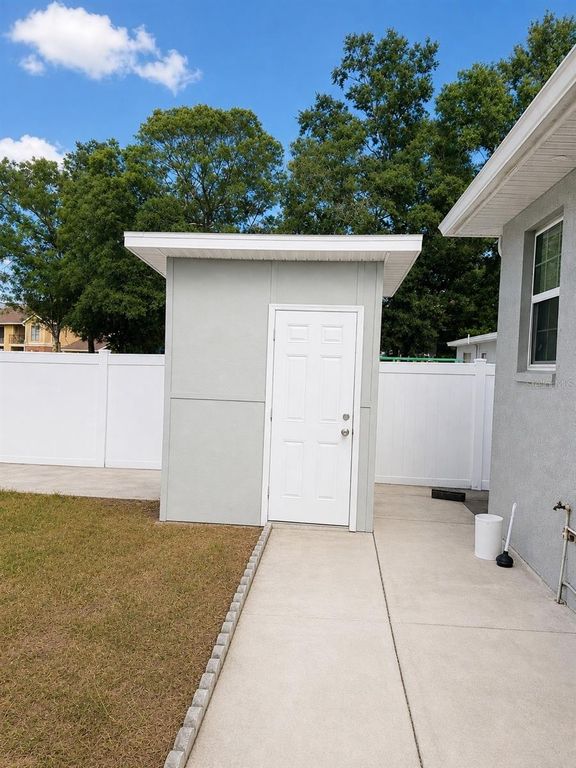 Image 34 of property listing at 4293 W HUMPHREY STREET, Tampa, FL 33614