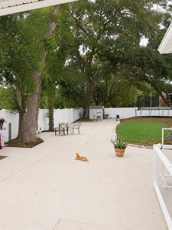 Image 37 of property listing at 4293 W HUMPHREY STREET, Tampa, FL 33614