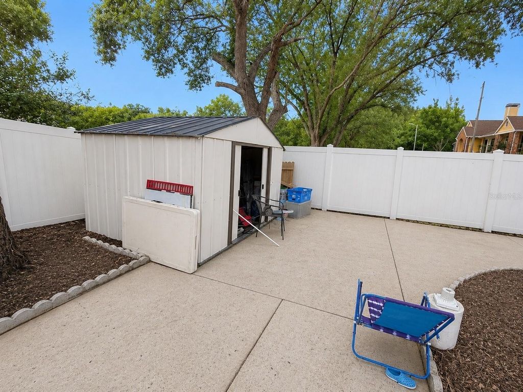 Image 39 of property listing at 4293 W HUMPHREY STREET, Tampa, FL 33614