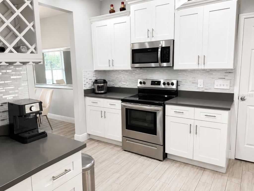 Image 9 of property listing at 4293 W HUMPHREY STREET, Tampa, FL 33614