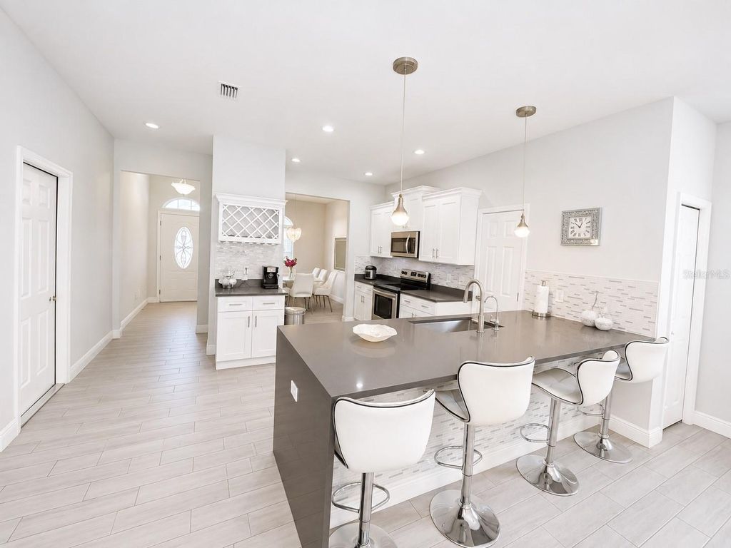 Image 10 of property listing at 4293 W HUMPHREY STREET, Tampa, FL 33614