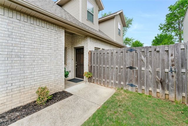 40 E Cydnee Street, Fayetteville, AR 72703