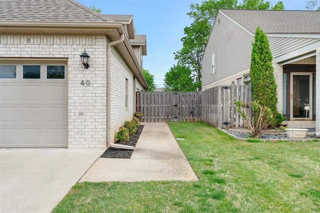 40 E Cydnee Street, Fayetteville, AR 72703
