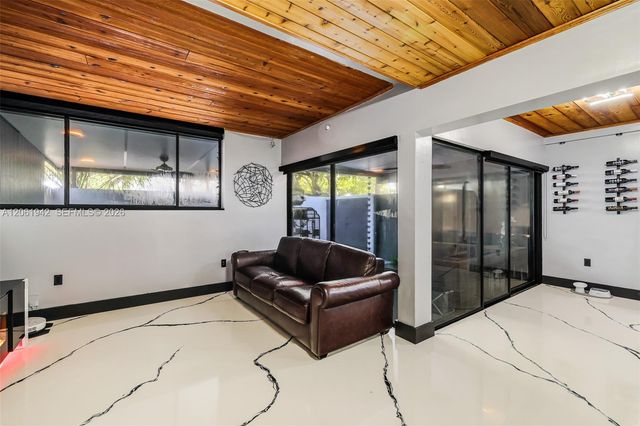 6402 Windmill Gate Rd, Miami Lakes, FL 33014