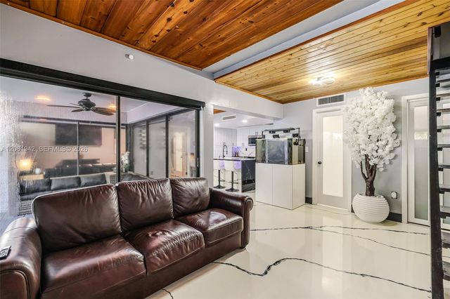 6402 Windmill Gate Rd, Miami Lakes, FL 33014