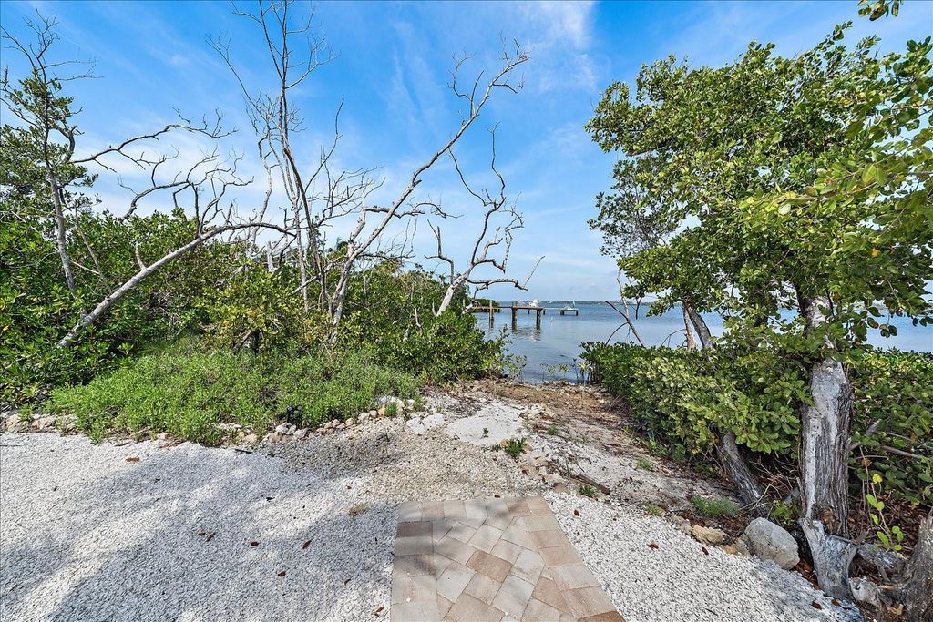 Image 31 of property listing at 7160 MANASOTA KEY ROAD, Englewood, FL 34223