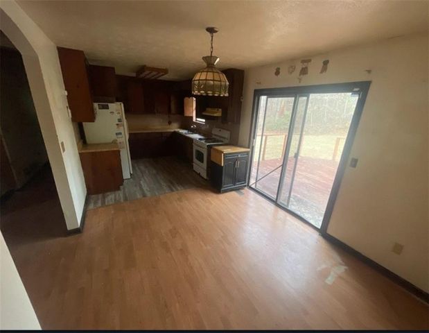 8855 Daerwater Drive, Winston, GA 30187