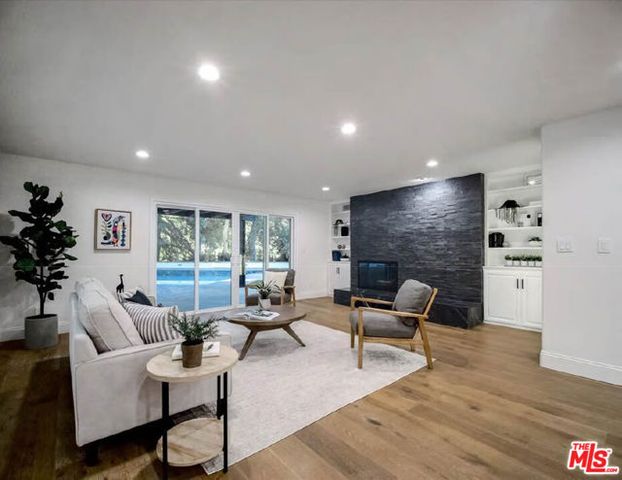 4732 Del Moreno Drive, Woodland Hills (los Angeles), CA 91364