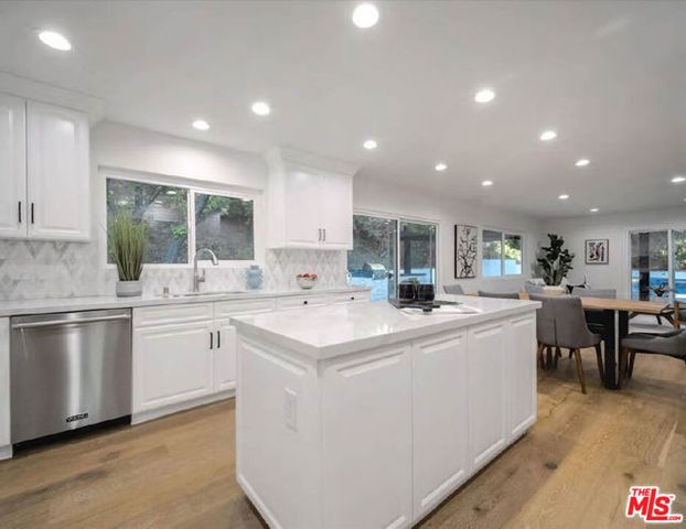 4732 Del Moreno Drive, Woodland Hills (los Angeles), CA 91364