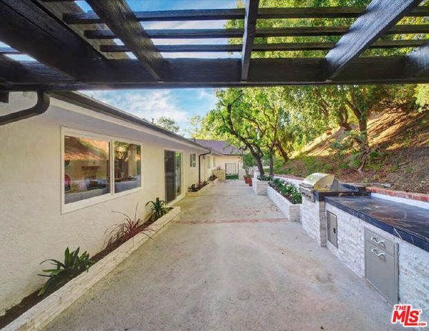 4732 Del Moreno Drive, Woodland Hills (los Angeles), CA 91364