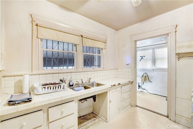 4239 South Raymond Avenue, Los Angeles, CA 90037