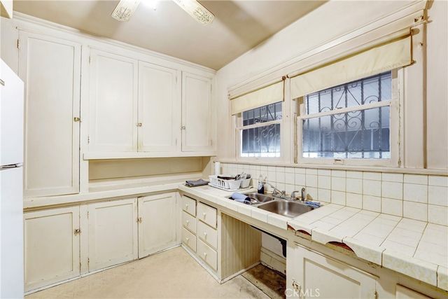 4239 South Raymond Avenue, Los Angeles, CA 90037