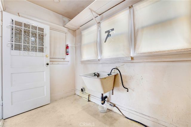 4239 South Raymond Avenue, Los Angeles, CA 90037