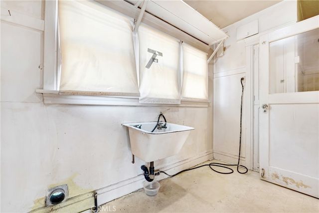 4239 South Raymond Avenue, Los Angeles, CA 90037