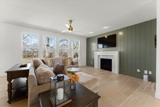 1213 Briarwood Lane, Mahomet, IL 61853