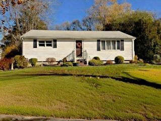 24 Reeds Lane, Holbrook, MA 02343