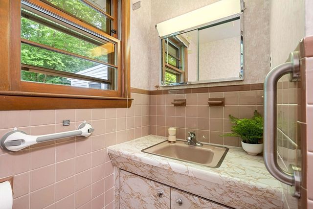 12 Raylen Ave, Peabody, MA 01960