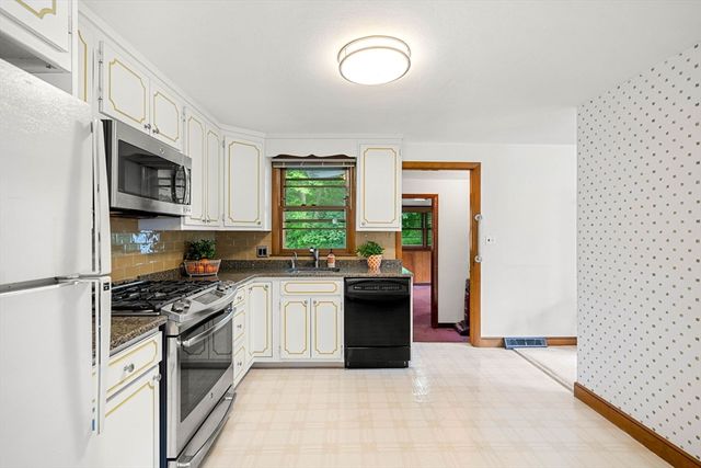 12 Raylen Ave, Peabody, MA 01960