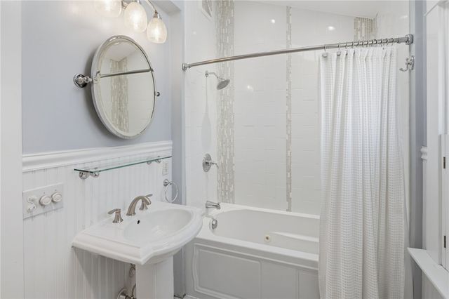 21 Earlham Way, Warwick, RI 02886