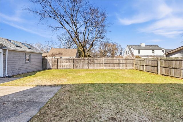 21 Earlham Way, Warwick, RI 02886