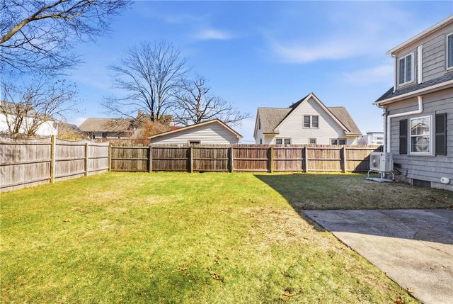 21 Earlham Way, Warwick, RI 02886