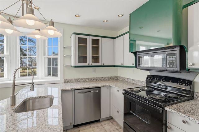 21 Earlham Way, Warwick, RI 02886