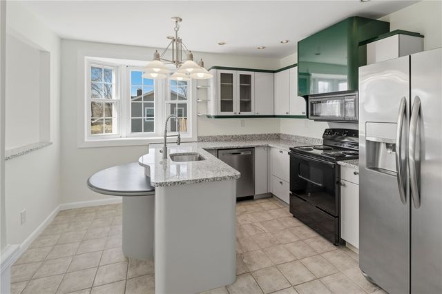 21 Earlham Way, Warwick, RI 02886