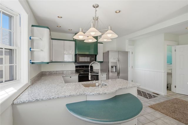 21 Earlham Way, Warwick, RI 02886