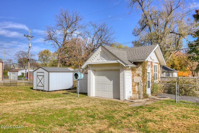 1830 S Maple Street, Carthage, MO 64836