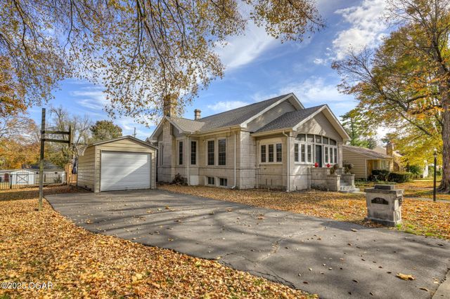 1830 S Maple Street, Carthage, MO 64836