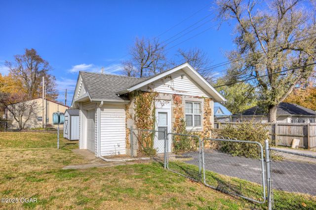 1830 S Maple Street, Carthage, MO 64836