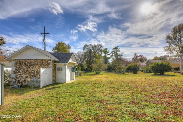 1830 S Maple Street, Carthage, MO 64836