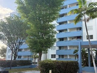 5050 NW 7th St PH5, Miami, FL 33126