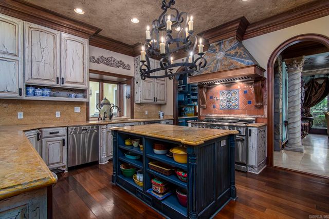 15 Spring Valley Lane, Little Rock, AR 72223